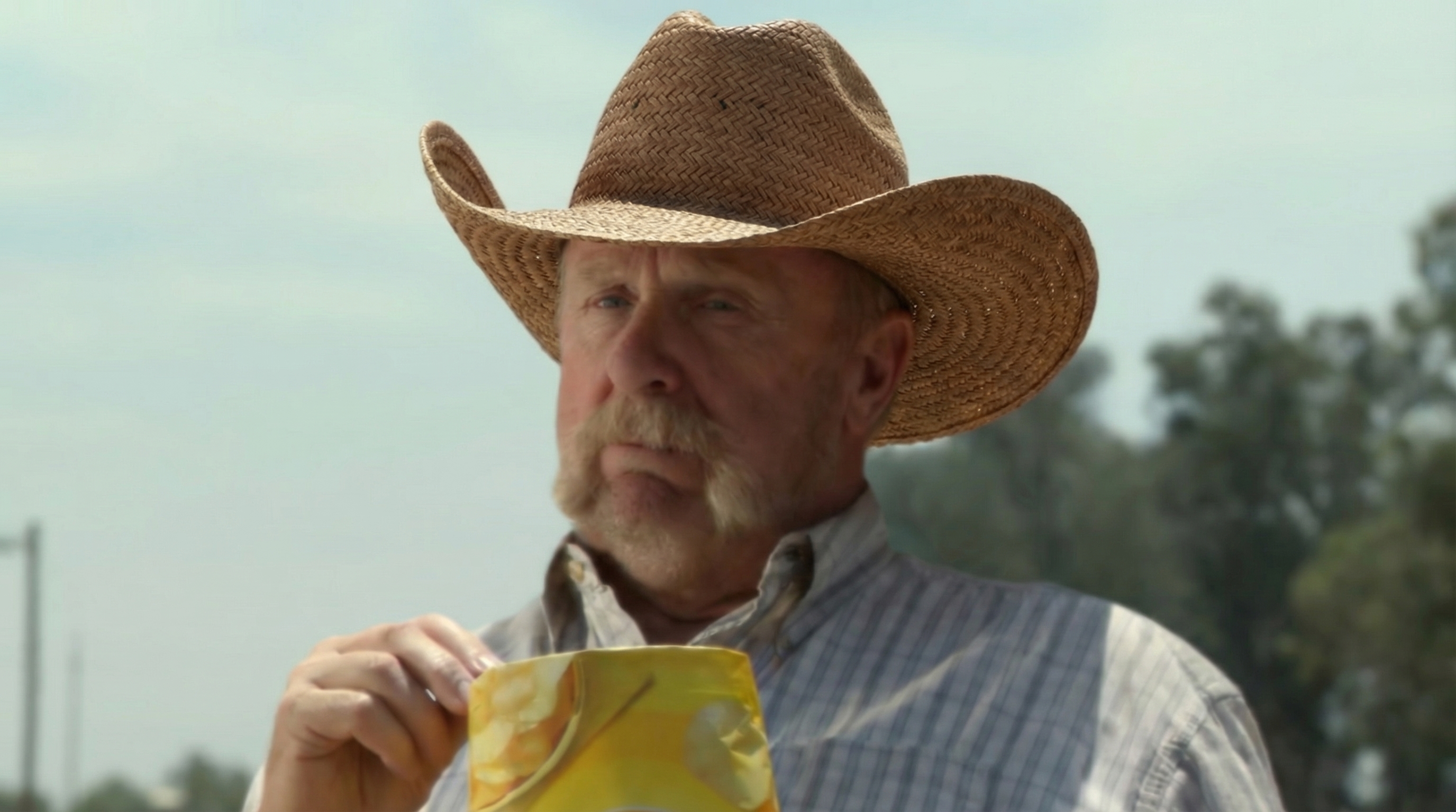 Retrato de un hombre con sombrero y una taza amarilla